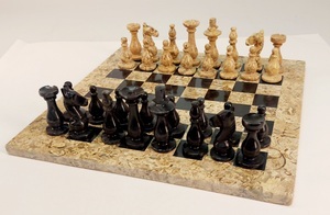 Шахматы Монарх Презент (чёрная яшма и ракушечник, 31 на 31 см)