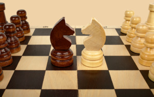 Шахматы Гроссмейстерские (чёрный цвет клеток, тонированная кромка, фигуры с утяжелителем)