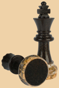 Шахматные фигуры Стратег чёрно-бежевые (с золотой поталью и блёстками, полимерная смола)