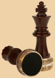 Шахматные фигуры Шах коричневые (с золотой поталью, полимерная смола)