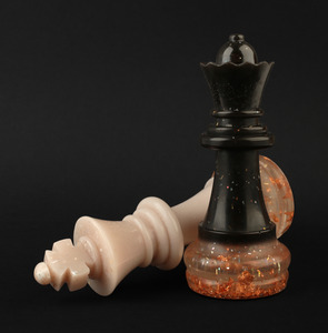 Шахматные фигуры Конкорд чёрно-бежевые (с медной поталью и блёстками, полимерная смола)